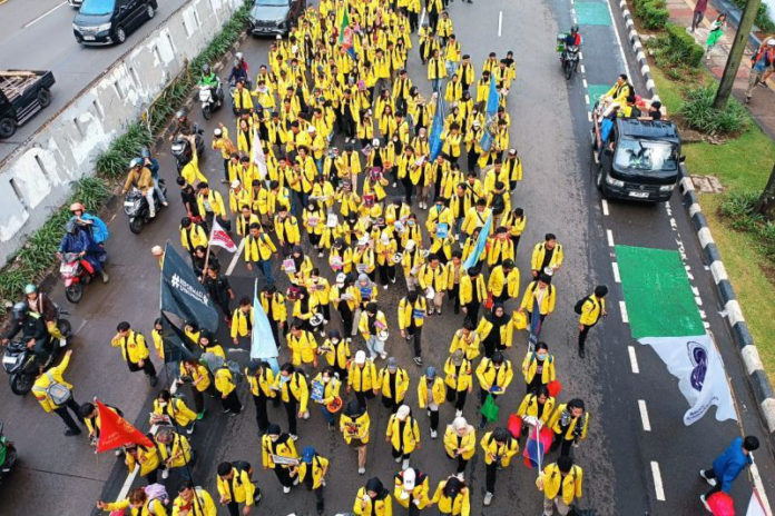Suarakan 17+8 Tuntutan Rakyat, Ratusan Mahasiswa Gelar Unjuk Rasa Di Depan Gedung DPR/MPR 1