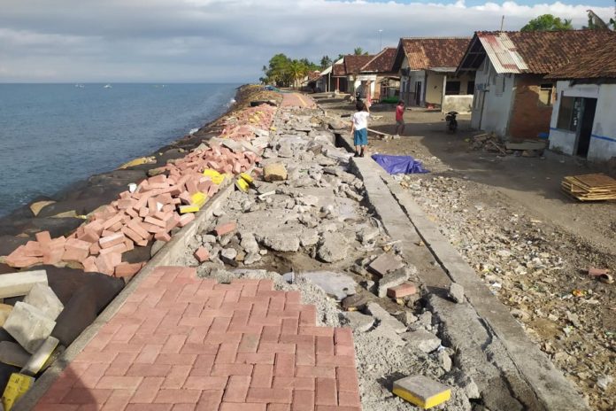 Sudah Dua Mingguan, Perbaikan Senderan Pantai Pebuahan Belum Berlanjut 1