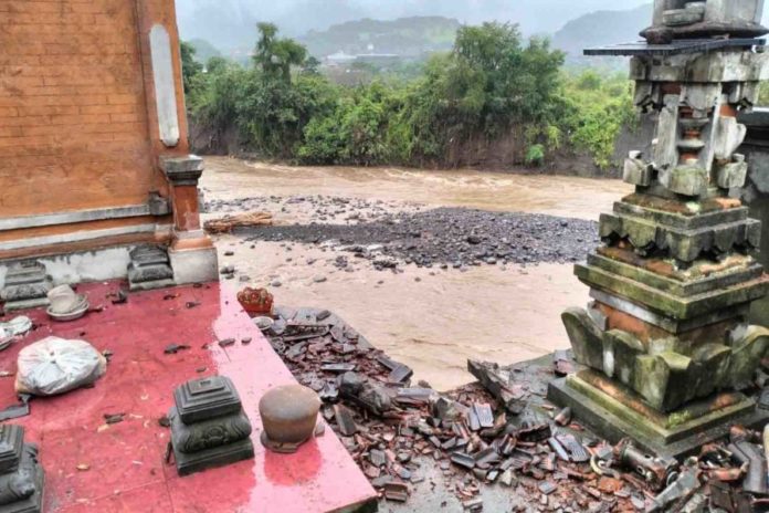 Sungai Unda Klungkung Meluap, Gerus Sanggah Warga Tangkas 1