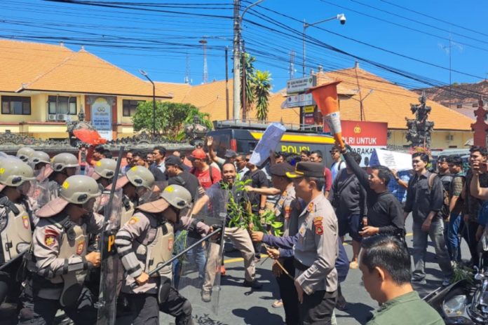 Tangani Massa Ricuh, Polres Buleleng Gelar Simulasi 1