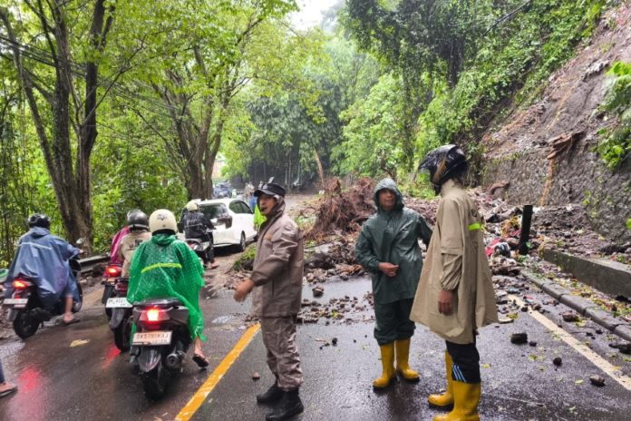 Tebing Longsor, Jalur Klungkung Gianyar Macet 2