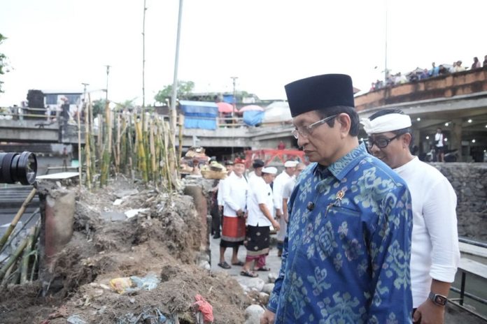 Tinjau Pura Terdampak, Menag Serahkan Bantuan Rp300 Juta 1