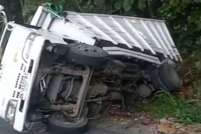 Truk Pengangkut Galian C Terperosok Di Jalur Tangkup 1