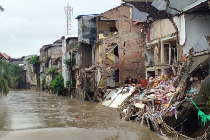 Tukad Badung Meluap, Toko Di Jalan Sulawesi Ambles 1