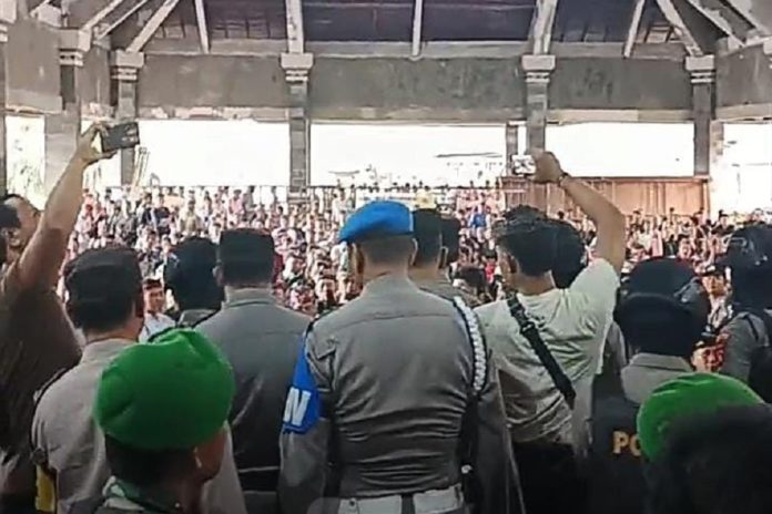 Warga Bugbug Kembali Demo, Massa Sempat Bersitegang 1