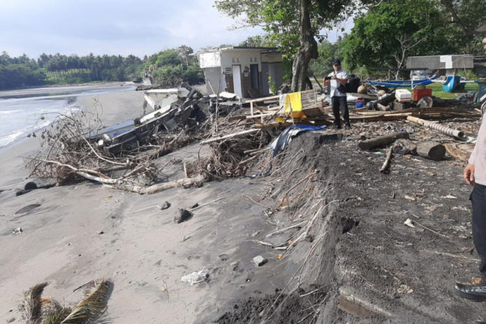 Abrasi Di Pantai Klecung Kian Parah, Dua Fasilitas Nelayan Lenyap Diterjang Ombak 1