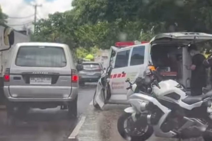 Ambulance Ringsek Tabrak Truk Di Jalan Ida Bagus Mantra 1