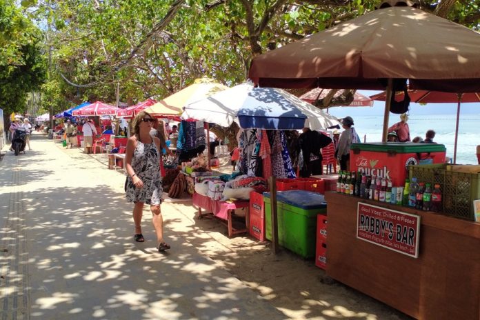 Badan Pengelola Dukung Rencana Penataan Pedagang Pantai Kuta 1
