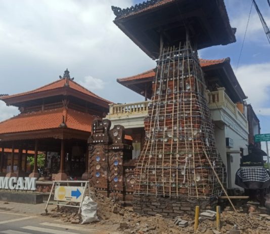 Balai Kulkul Sakral “Dewa Luh” Banjar Ceramcam Direstorasi dengan Teknik Angkat Geser