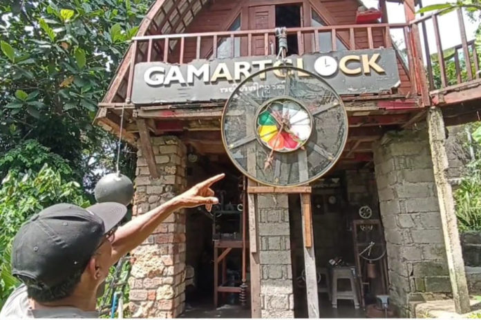 Berbekal Bahan Bekas, Warga Cepaka Buat Jam Raksasa Tanpa Listrik 1