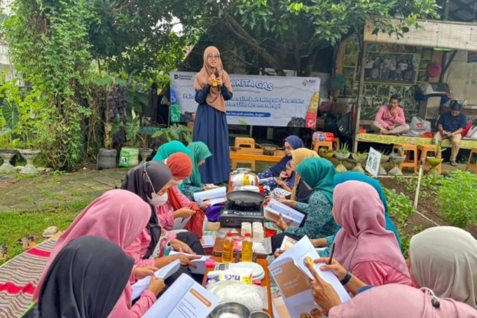 BRI Peduli Beri Pelatihan Pengolahan Limbah Minyak Jelantah Di Bank Sampah Bogor 1