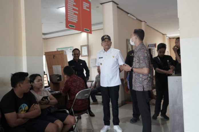 Bupati Gus Par Sentil Dokter Dan Tenaga Medis Malas 1