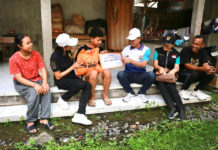 Bupati Satria Serahkan Bantuan Sosial Kepada Dua Anak Yatim Piatu