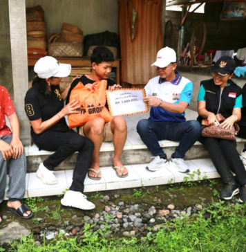 Bupati Satria Serahkan Bantuan Sosial Kepada Dua Anak Yatim Piatu