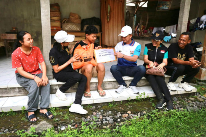 Bupati Satria Serahkan Bantuan Sosial Kepada Dua Anak Yatim Piatu 1