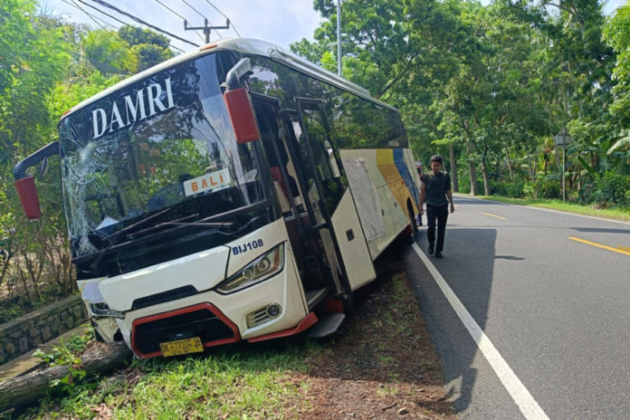 Bus DAMRI Tergelincir, Puluhan Penumpang Selamat 1