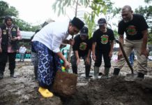 Cegah Erosi dan Sedimentasi, Taj Yasin Tanam Pohon di Kawasan Waduk Mrica