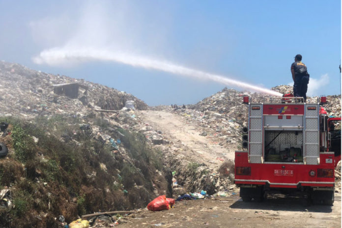 Cuaca Panas, Damkar Denpasar Laksanakan Pendinginan Di TPA Sarbagita 1