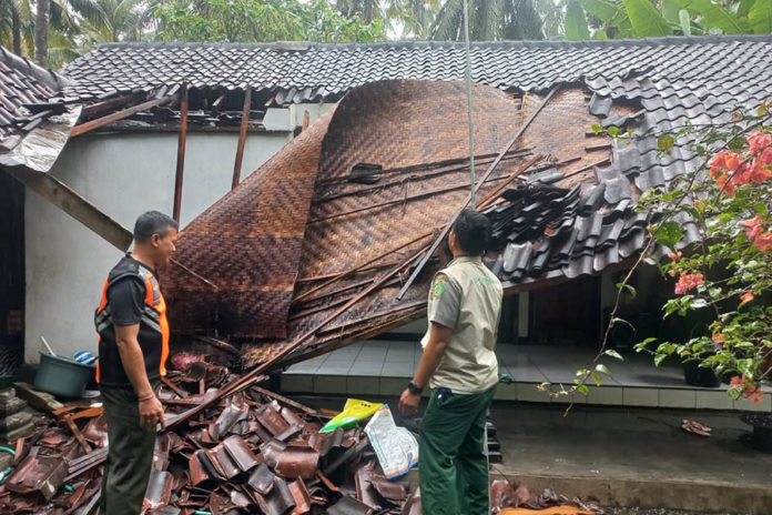 Dampak Hujan Deras, Atap Rumah Warga Di Pekutatan Ambruk 1