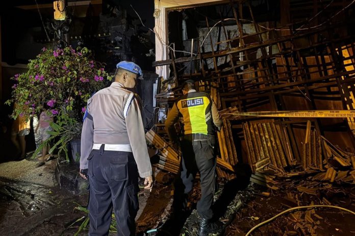 Diawali Suara Ledakan, Toko Dan Rumah Terbakar Di Padangsambian 1
