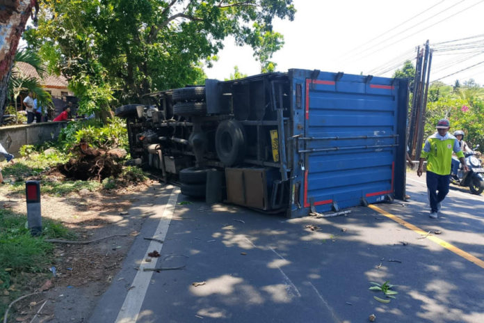 Diduga Sopir Ngantuk, Truk Box Terguling Di Jalan Denpasar Gilimanuk 1