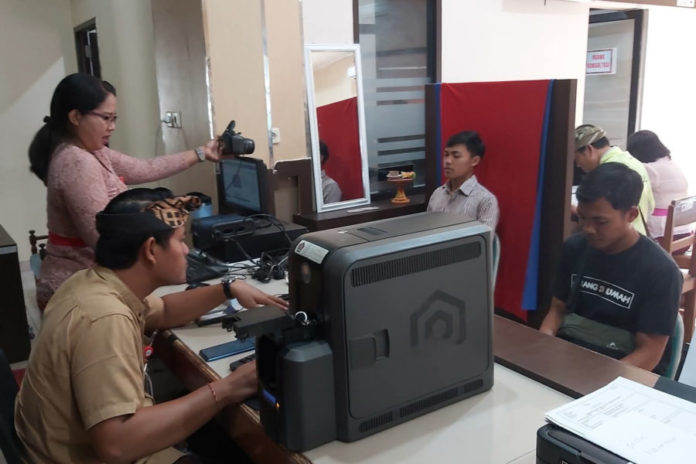 Disdukcapil Buleleng Lakukan Perekaman KTP El Ke Sekolah 1
