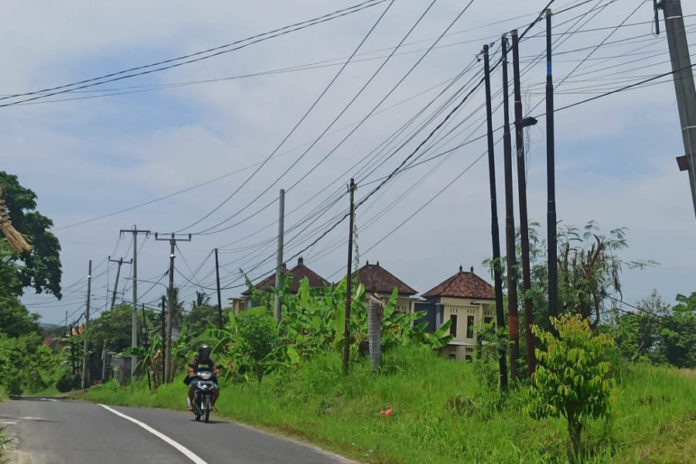 DPRD Jembrana Soroti Jalan Kota Hingga Pedesaan Dihiasi Kemrawutan Kabel Fiber Optic 1