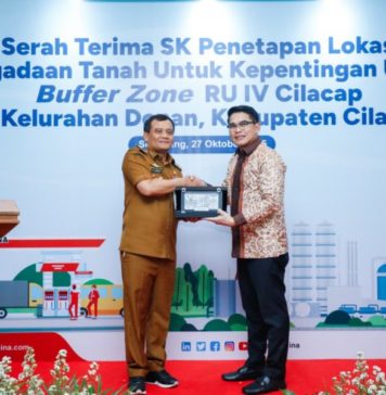 Gubernur Ahmad Luthfi Serahkan SK Penlok Buffer Zone Kilang Pertamina Cilacap