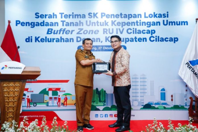 Gubernur Ahmad Luthfi Serahkan SK Penlok Buffer Zone Kilang Pertamina Cilacap 1