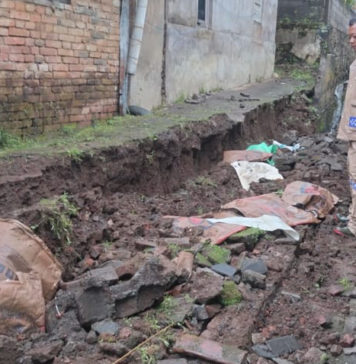 Hujan Deras Robohkan Dua Tembok Penyengker di Desa Pelapuan