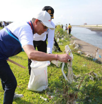 Jaga Kelestarian Alam, Pemkab Klungkung Gelar Kegiatan Bersih-Bersih Sungai di Jembatan Merah