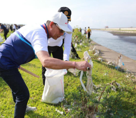 Jaga Kelestarian Alam, Pemkab Klungkung Gelar Kegiatan Bersih-Bersih Sungai di Jembatan Merah