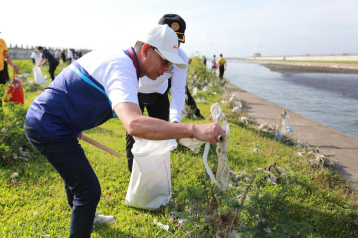 Jaga Kelestarian Alam, Pemkab Klungkung Gelar Kegiatan Bersih Bersih Sungai Di Jembatan Merah 1