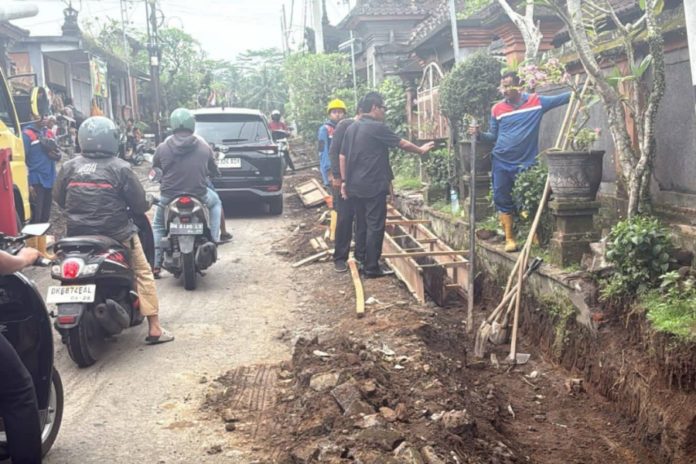 Jalan Belusung Laplapan Sedang Diperbaiki, Legislator Soroti Pengguna Jalan Langgar Larangan Melintas 1