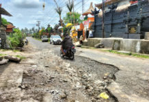 Jalan Rusak Parah di Yangapi Sampai Menyisakan Batu dan Kerikil