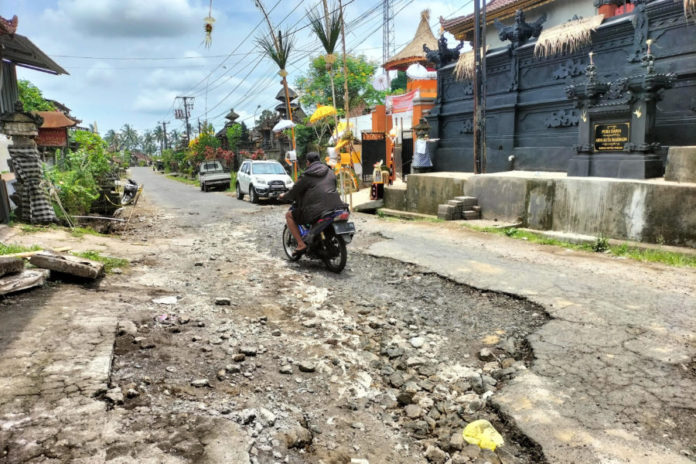Jalan Rusah Parah Di Yangapi Sampai Menyisakan Batu Dan Kerikil 1