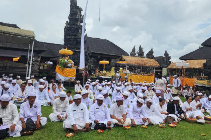 Karya Ngerastiti Jagat Di Pura Agung Gunung Raung, Doa Bersama Jaga Keseimbangan Alam Bali 1