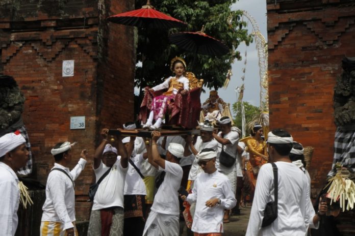 Libatkan 3 Banjar, Nyenuk Di Puri Agung Jro Kuta Gunakan 5 Warna Pakaian 1