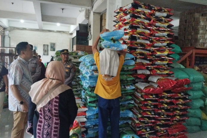 Menkes Tinjau Kondisi RSUD Wangaya Pascabanjir 1