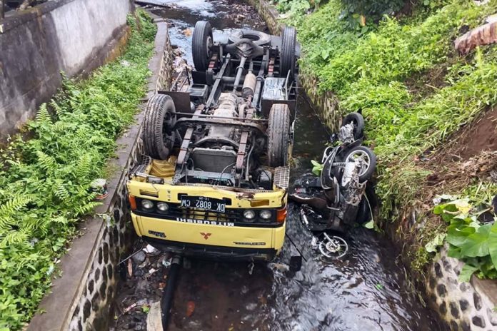 Oleng Hantam Truk Dan 4 Motor Parkir, Mobil Box Lalu Terguling Ke Sungai 1