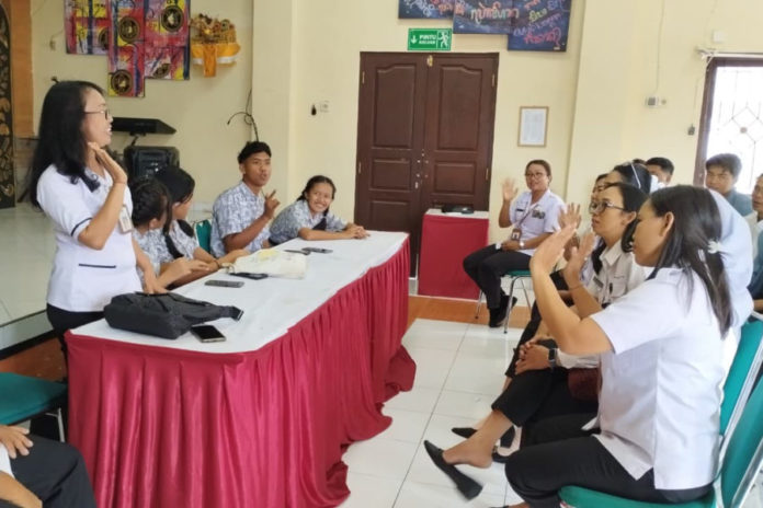 Pegawai Dinsos Buleleng Dilatih Bahasa Isyarat 1