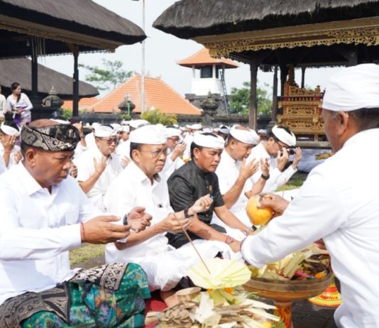 Perayaan Tumpek Wariga di Pura Pengubengan Besakih, Gubernur Koster Ajak Krama Bali Lestarikan Kearifan Lokal