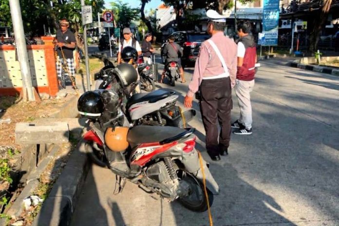 Personel Gabungan Bubarkan Warga Nongkrong Hingga Larut Malam 1