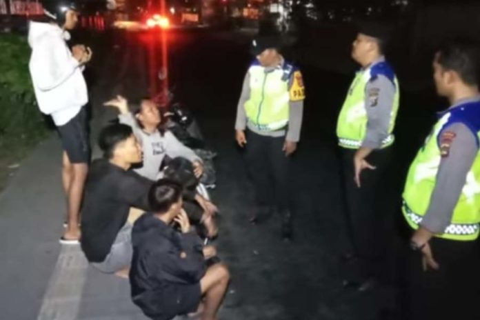 Personel Gabungan Bubarkan Warga Nongkrong Hingga Larut Malam 2