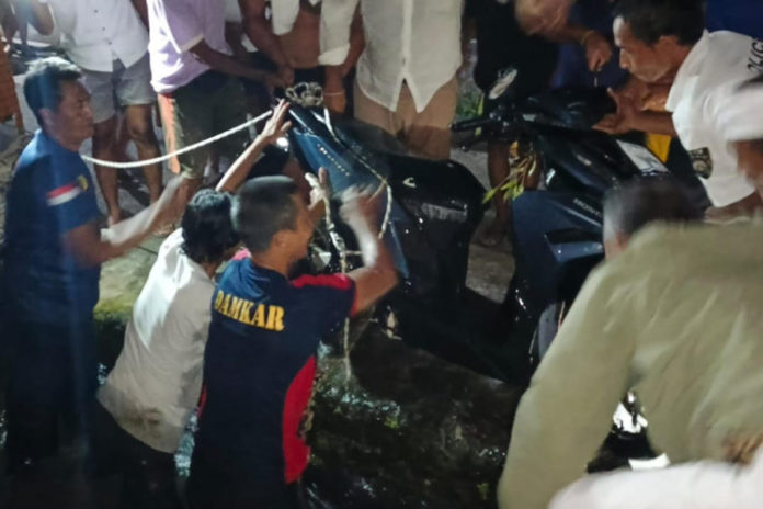 Petugas Damkartan Evakuasi Sepeda Motor Nyemplung Gorong Gorong 1