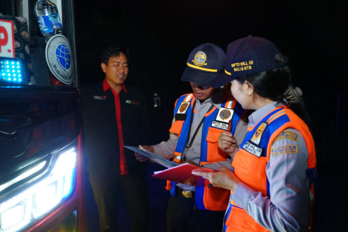 Puluhan Travel Tak Berijin Ditilang Di Gilimanuk 1