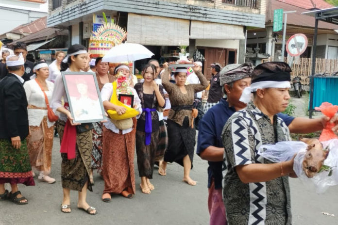 Ratusan Warga Iringi Pengabenan Ray Yusha Di Setra Desa Tajun 1