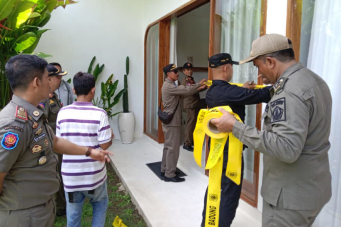 Satpol PP Badung Pasang Patok Pembatas Di Vila Canggu 1