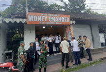 Satpol PP Gianyar Tertibkan Usaha Money Changer Tanpa Izin