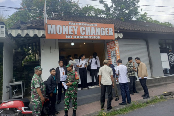 Satpol PP Gianyar Tertibkan Usaha Money Changer Tanpa Izin 1